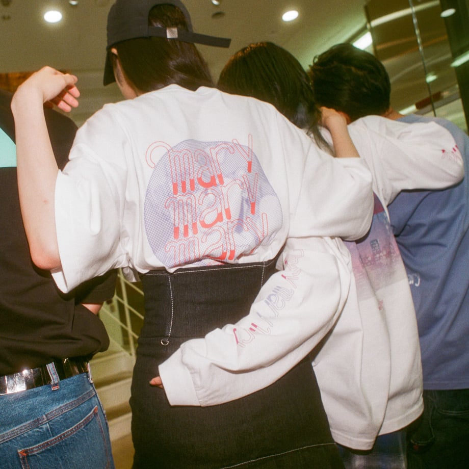4人組フェードロゴTシャツ -White- 【マリマリマリー×マンガートビームス】